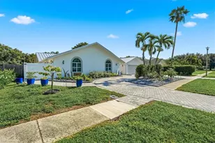 2467 Pinewoods Cir, Naples, FL 34105 - Photo 5