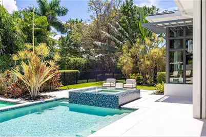 1300 Nautilus Rd, Naples, FL 34102 - Photo 9