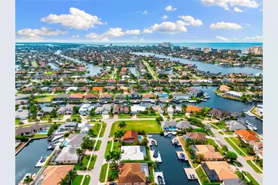 960 Bonita Ct, Marco Island, FL 34145 - Photo 9