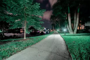 576 Retreat Dr, Naples, FL 34110 - Photo 29