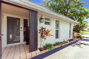 220 Lanchester Ct, Naples, FL 34112 - Photo 5