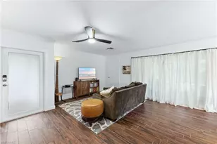 220 Lanchester Ct, Naples, FL 34112 - Photo 7