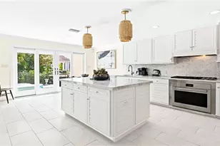 2700 Treasure Ln, Naples, FL 34102 - Photo 7