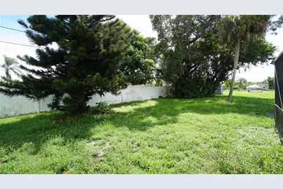 320 Hollywood St, Lehigh Acres, FL 33936 - Photo 7
