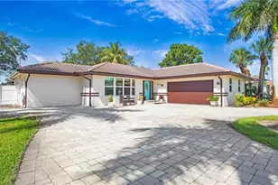 560 Cypress Way E, Naples, FL 34110 - Photo 19