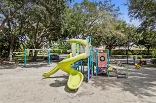 359 Dover Pl, Naples, FL 34104 - Photo 31