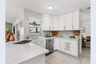 27 NE 9th Pl, Cape Coral, FL 33909 - Photo 5