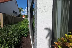551 Beachwalk Cir, Naples, FL 34108 - Photo 47