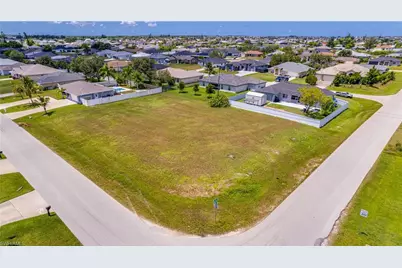 860 NE 7th Pl, Cape Coral, FL 33909 - Photo 1