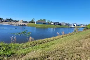 542 NE 5th Pl, Cape Coral, FL 33909 - Photo 1