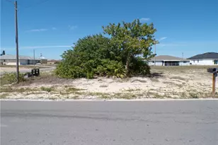 821 NE 15th Ln, Cape Coral, FL 33909 - Photo 1
