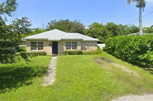 895 11th St N, Naples, FL 34102 - Photo 1