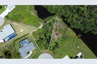 132 Glades Dr, Rotonda West, FL 33947 - Photo 1