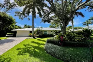 330 Putter Point Dr, Naples, FL 34103 - Photo 1