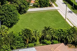 541 3rd St N, Naples, FL 34102 - Photo 1