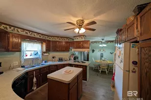1558 Valencia Dr, Lillian, AL 36549 - Photo 9