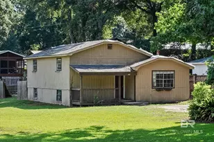 401 Frederick Ave, Fairhope, AL 36532 - Photo 1