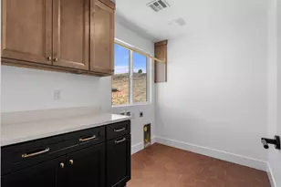 943 E Coyote Crest Dr, Washington, UT 84780 - Photo 9