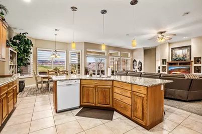 1028 W Shadow Ridge Dr, Washington, UT 84780 - Photo 9