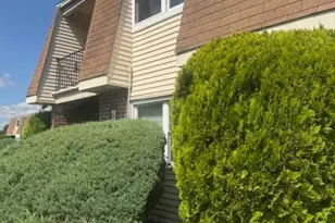 10 Florence Tollgate Pl, Florence, NJ 08518 - Photo 1