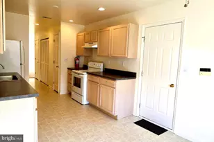 28 Palmer Square, Beverly, NJ 08010 - Photo 3