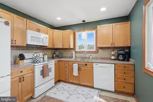 405 Jennifer Ln, Monroe Township, NJ 08094 - Photo 9