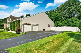 105 Woods Edge Dr, Douglassville, PA 19518 - Photo 3