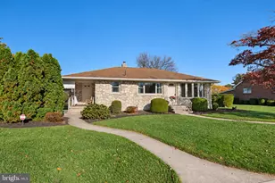 425 W Vine St, Fleetwood, PA 19522 - Photo 1