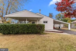 14 Dewberry Ln, Levittown, PA 19055 - Photo 3