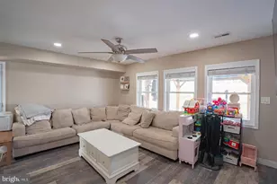 42 Hollyhock Ln, Levittown, PA 19055 - Photo 7