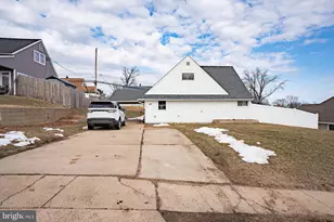 42 Hollyhock Ln, Levittown, PA 19055 - Photo 1