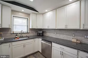 42 Hollyhock Ln, Levittown, PA 19055 - Photo 9