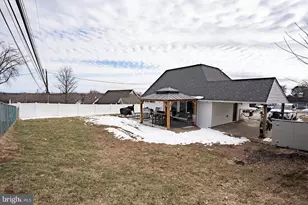 42 Hollyhock Ln, Levittown, PA 19055 - Photo 3