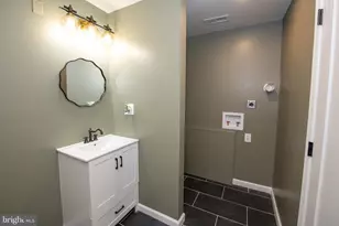 30 Mistletoe Ln, Levittown, PA 19054 - Photo 25