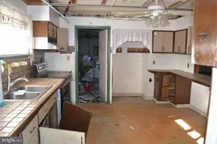 27 Spicebush Rd, Levittown, PA 19056 - Photo 5