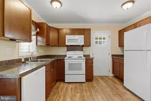 406 Pinewood Dr, Levittown, PA 19054 - Photo 3