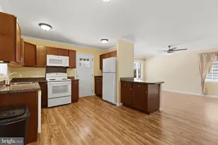 406 Pinewood Dr, Levittown, PA 19054 - Photo 13