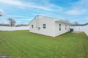 30 Mistletoe Ln, Levittown, PA 19054 - Photo 21