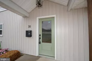 30 Mistletoe Ln, Levittown, PA 19054 - Photo 3