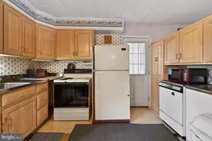 2 Silver Birch Ln, Levittown, PA 19055 - Photo 9