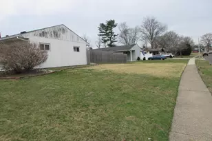 63 Maple Ln, Levittown, PA 19054 - Photo 3