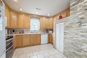 55 Teaberry Ln, Levittown, PA 19054 - Photo 5