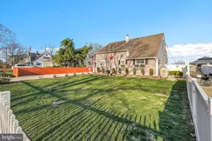 35 Honeysuckle Ln, Levittown, PA 19055 - Photo 3