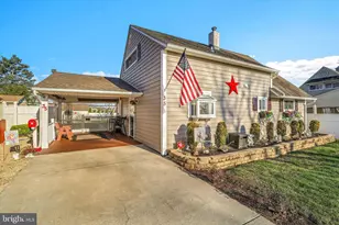 35 Honeysuckle Ln, Levittown, PA 19055 - Photo 5