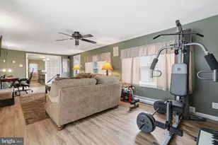 396 Pinewood Dr, Levittown, PA 19054 - Photo 17