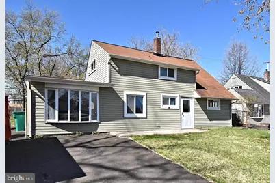 30 Roundwood Lane, Levittown, PA 19055 - Photo 3