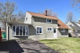 30 Roundwood Ln, Levittown, PA 19055 - Photo 3