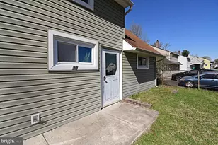 30 Roundwood Ln, Levittown, PA 19055 - Photo 5