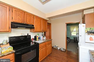 30 Roundwood Ln, Levittown, PA 19055 - Photo 11