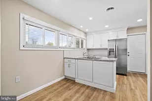 18 S Forsythia Dr S, Levittown, PA 19056 - Photo 9